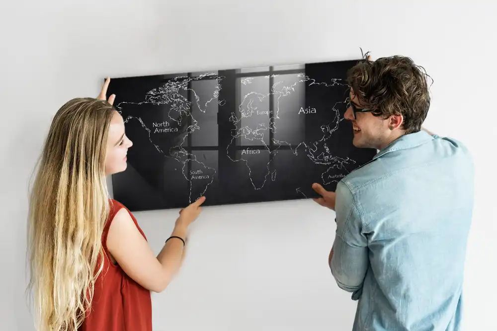 Skleněná magnetická tabule s politickou mapou světa