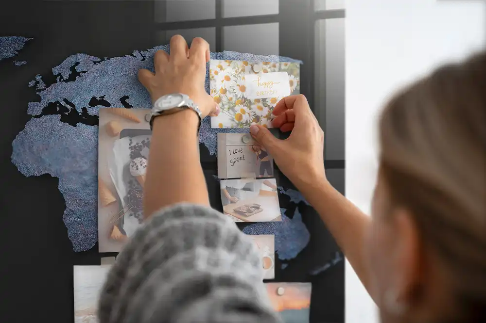 Magnetická tabule s prostorovou mapou světa