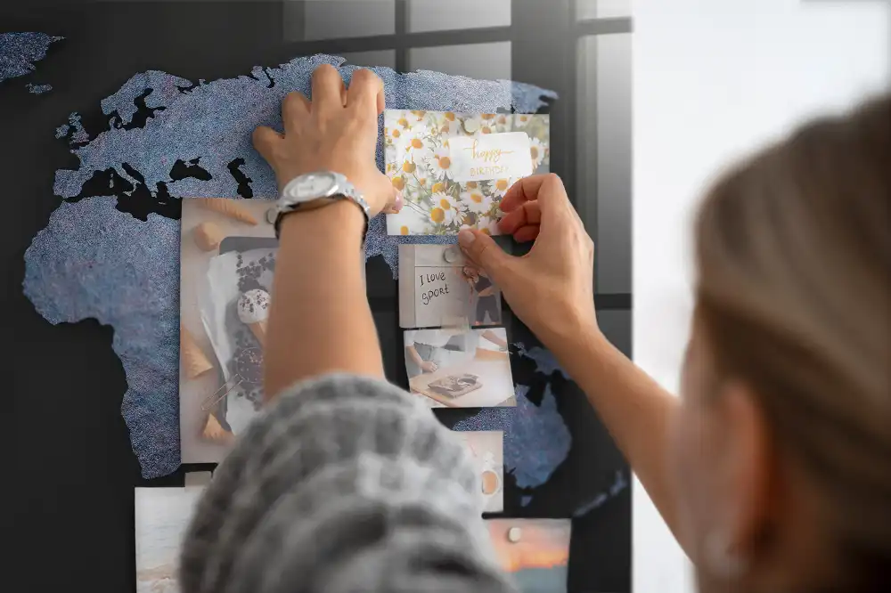 Magnetická tabule s prostorovou mapou světa