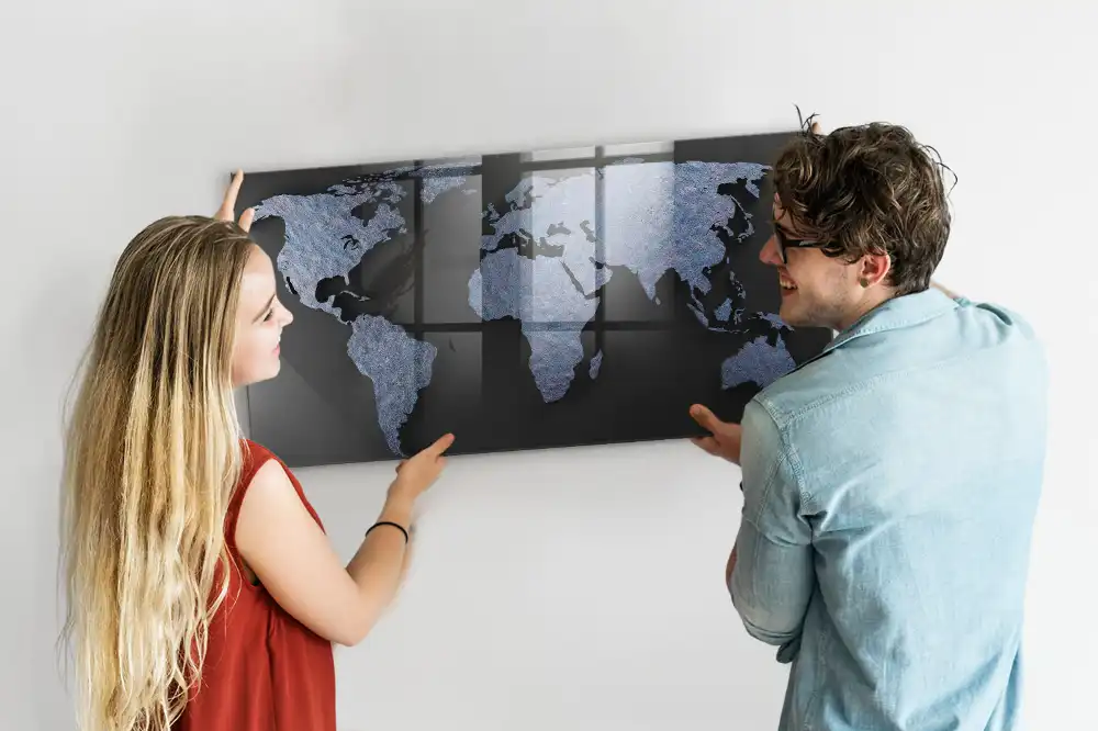Magnetická tabule s prostorovou mapou světa