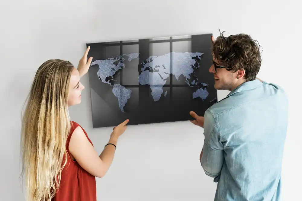 Magnetická tabule s prostorovou mapou světa