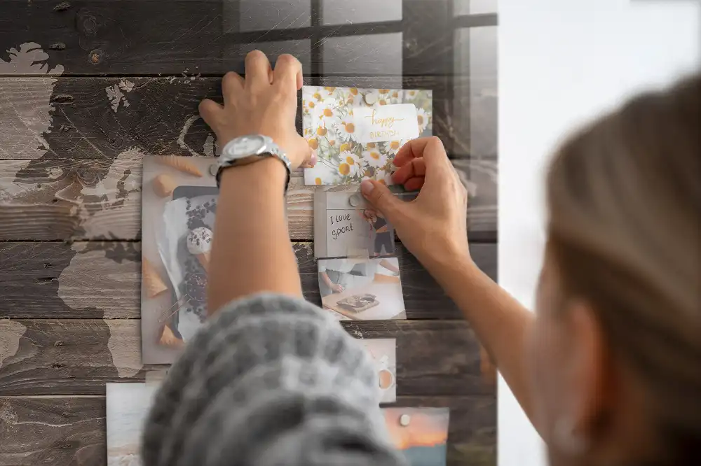Dřevěná magnetická mapa světa na tabuli