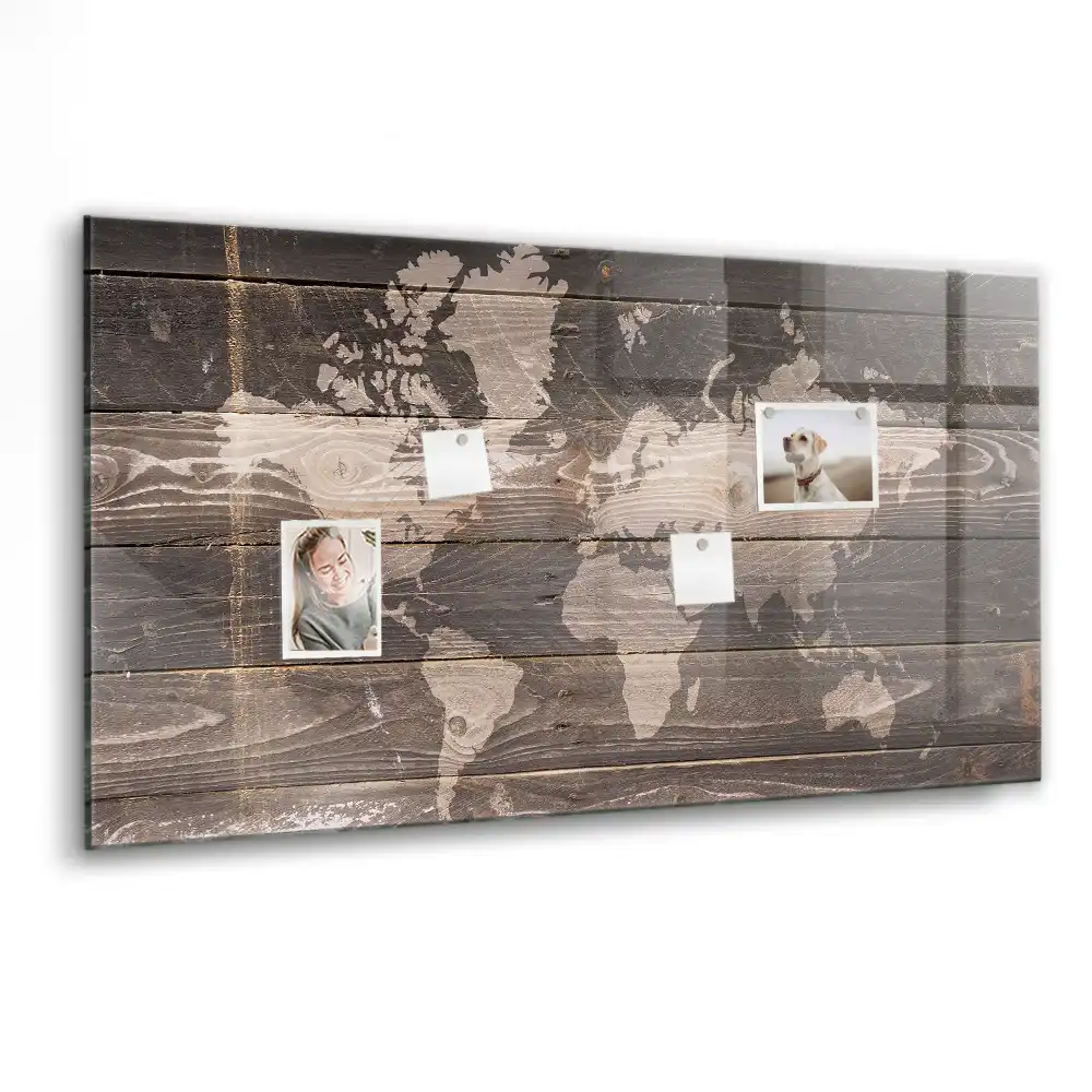 Dřevěná magnetická mapa světa na tabuli