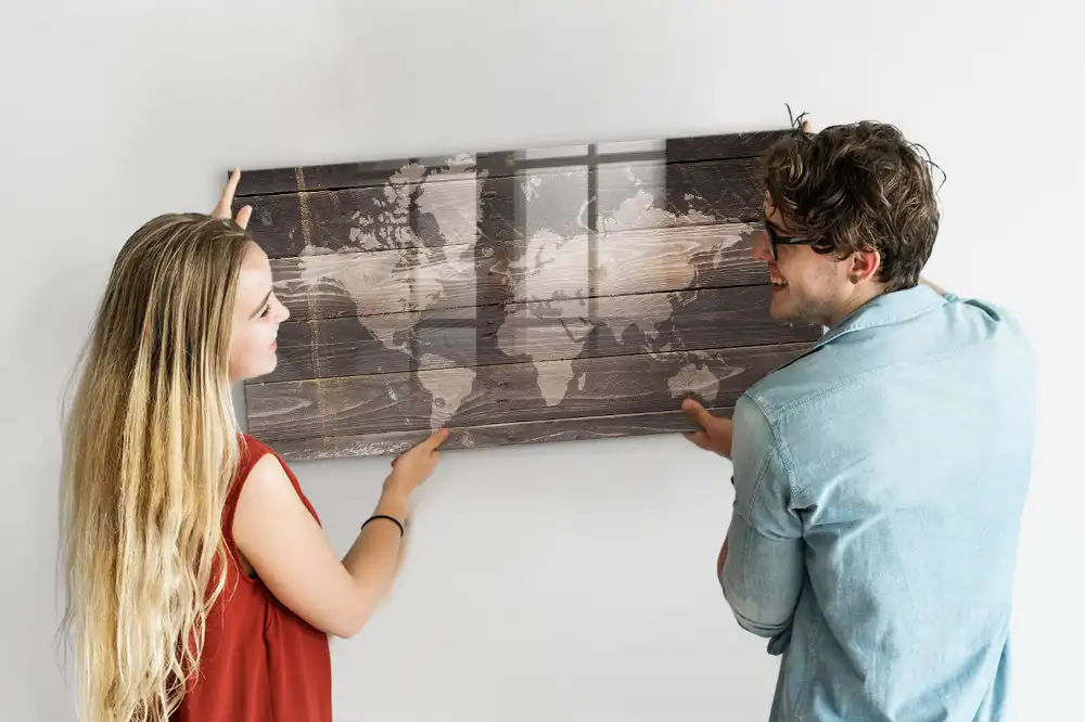 Dřevěná magnetická mapa světa na tabuli