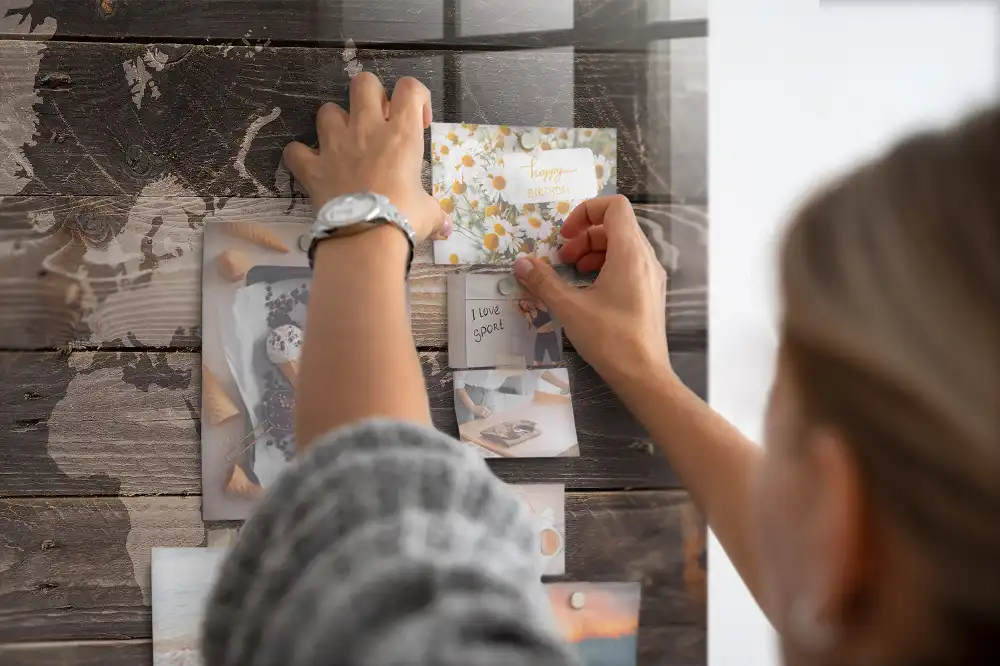 Dřevěná magnetická mapa světa na tabuli