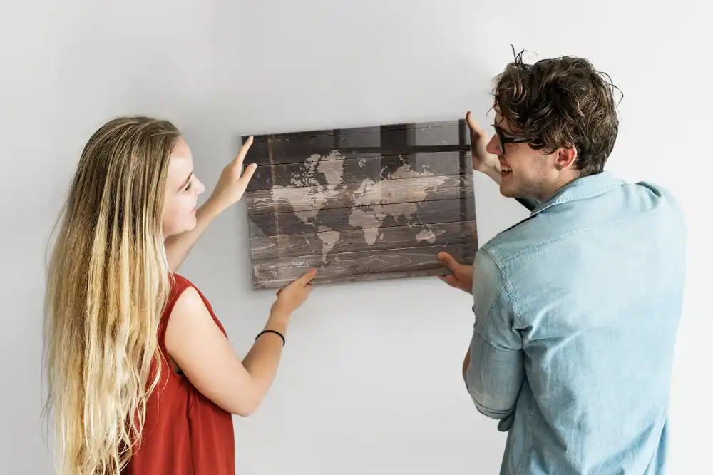Dřevěná magnetická mapa světa na tabuli
