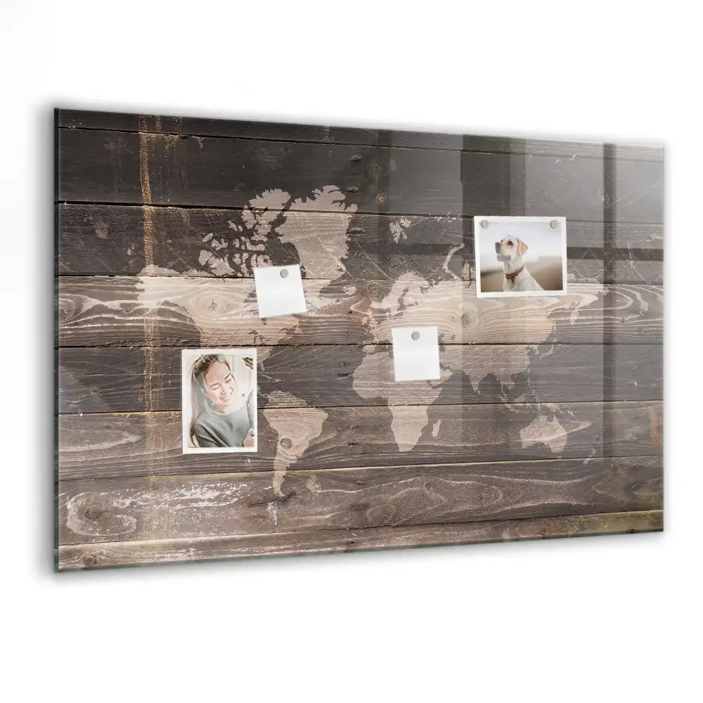 Dřevěná magnetická mapa světa na tabuli