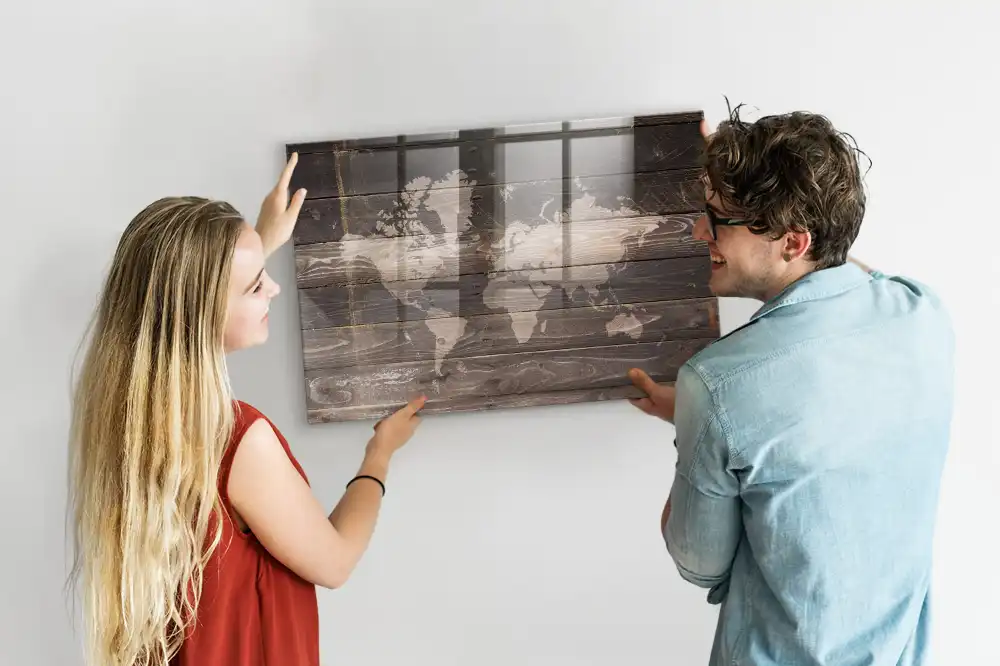 Dřevěná magnetická mapa světa na tabuli