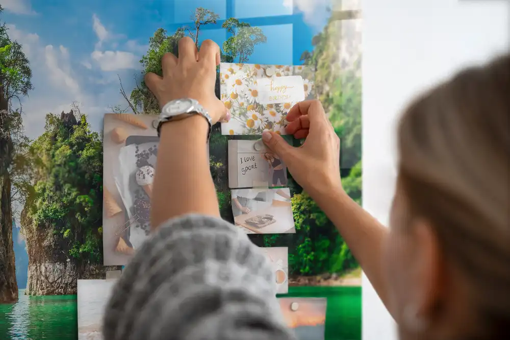 Skleněná magnetická tabule s motivem jezera v lese