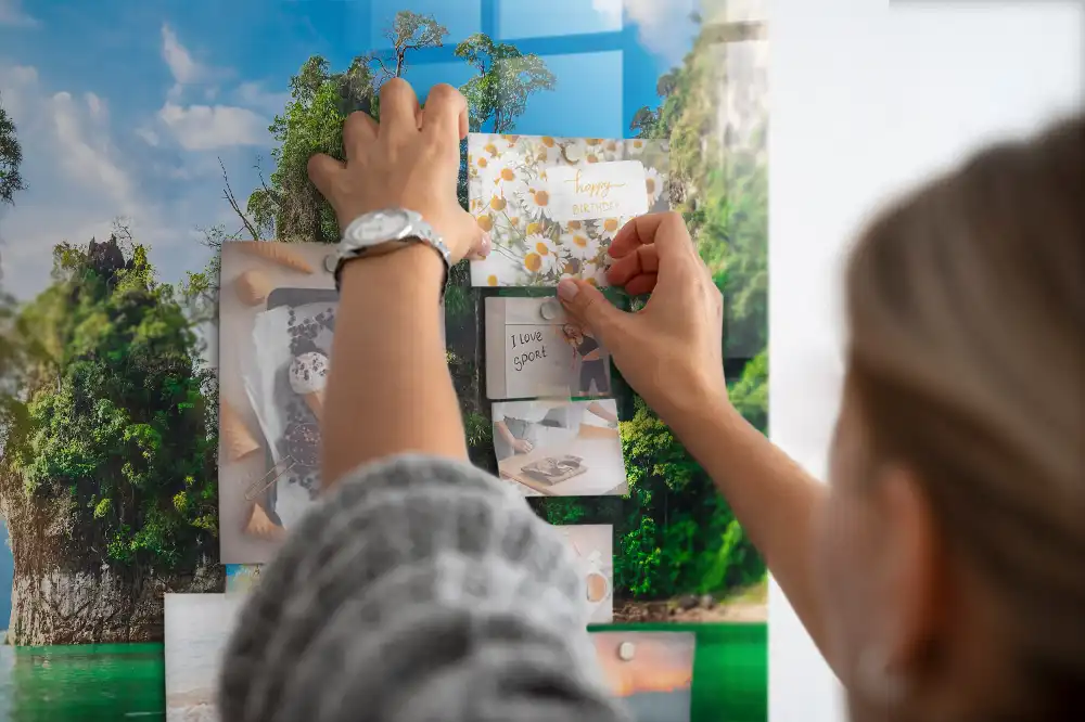 Skleněná magnetická tabule s motivem jezera v lese