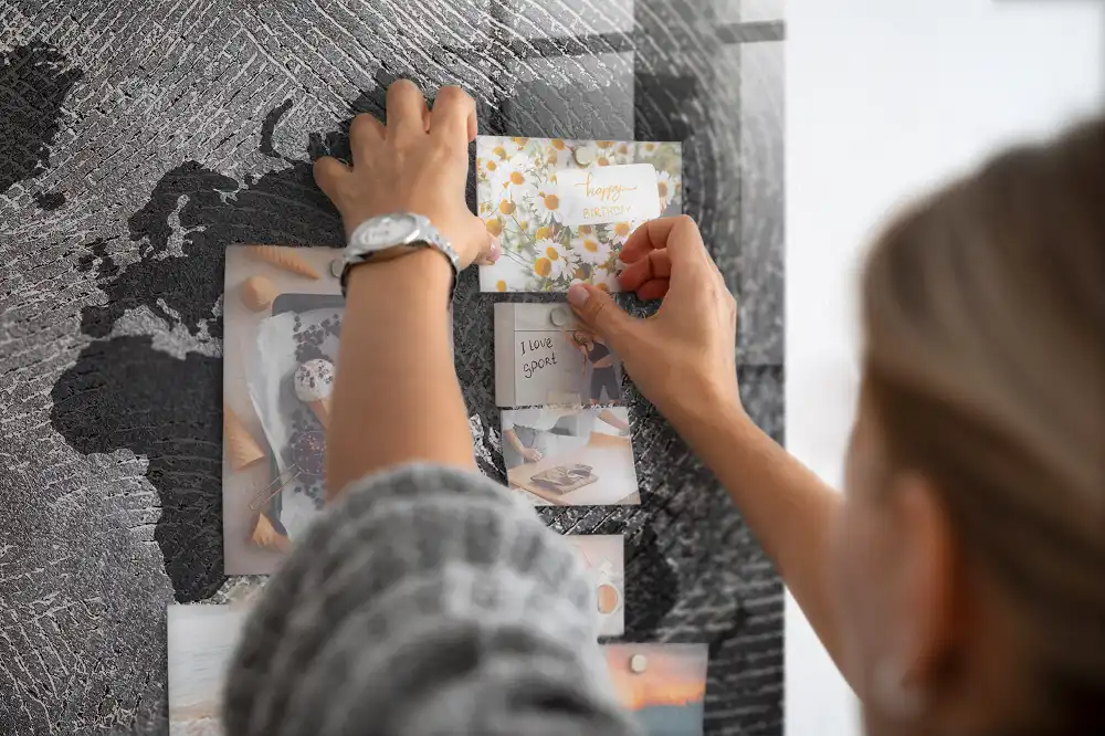 Magnetická tabule s motivem betonové mapy světa