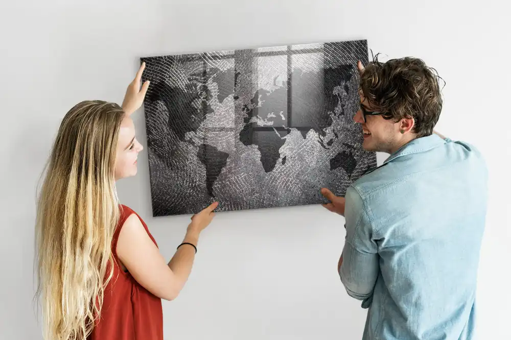 Magnetická tabule s motivem betonové mapy světa