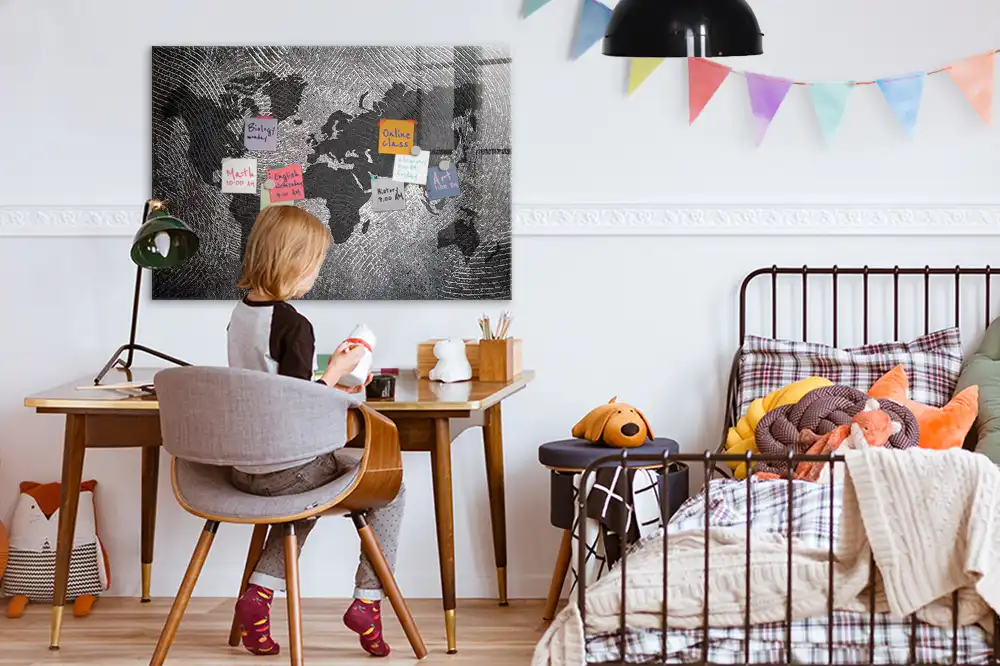 Magnetická tabule s motivem betonové mapy světa