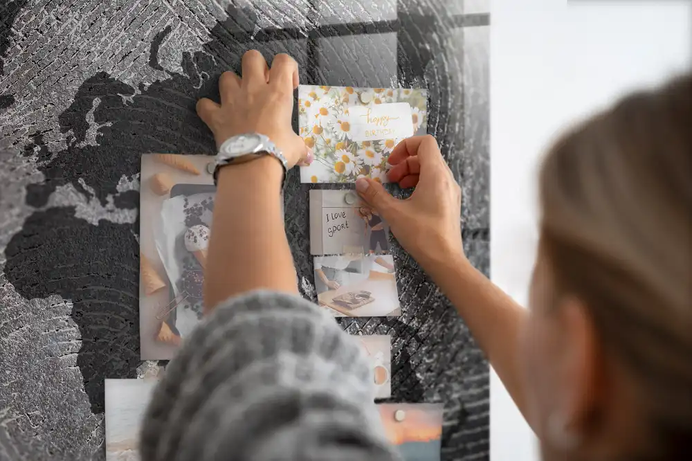 Magnetická tabule s motivem betonové mapy světa