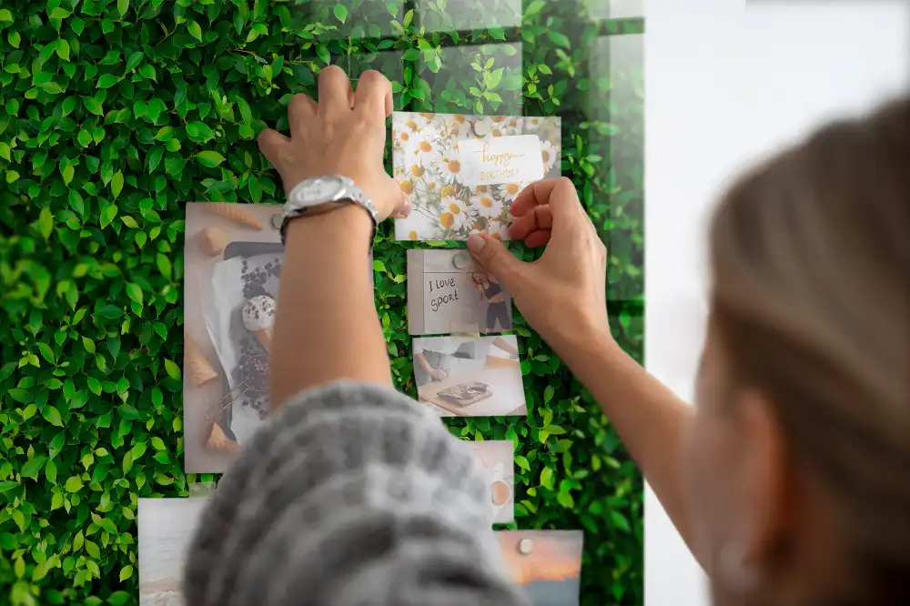 Skleněná magnetická tabule s motivem listnatého plotu