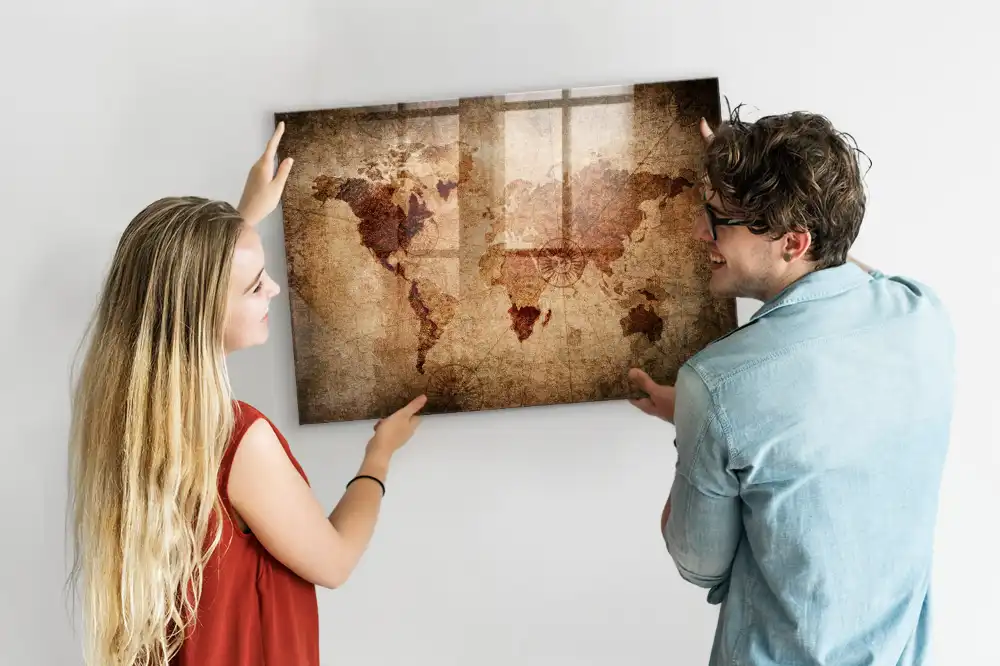 Magnetická tabule s historickou mapou světa
