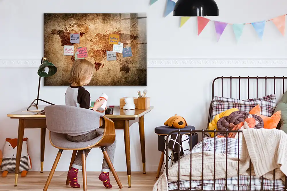 Magnetická tabule s historickou mapou světa