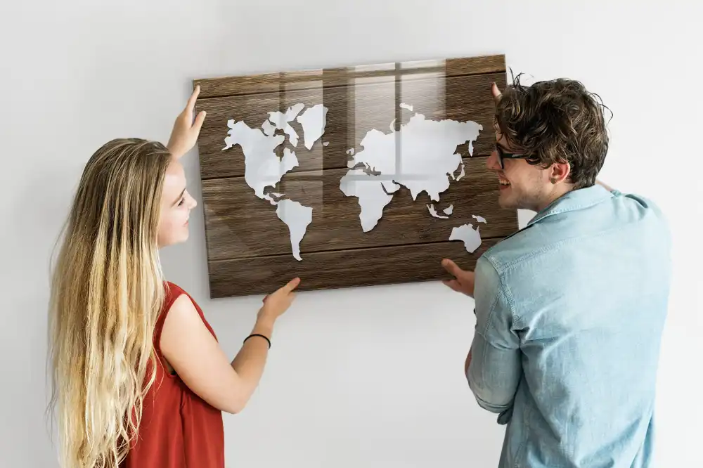 Skleněná magnetická tabule s motivem dřevěné mapy světa