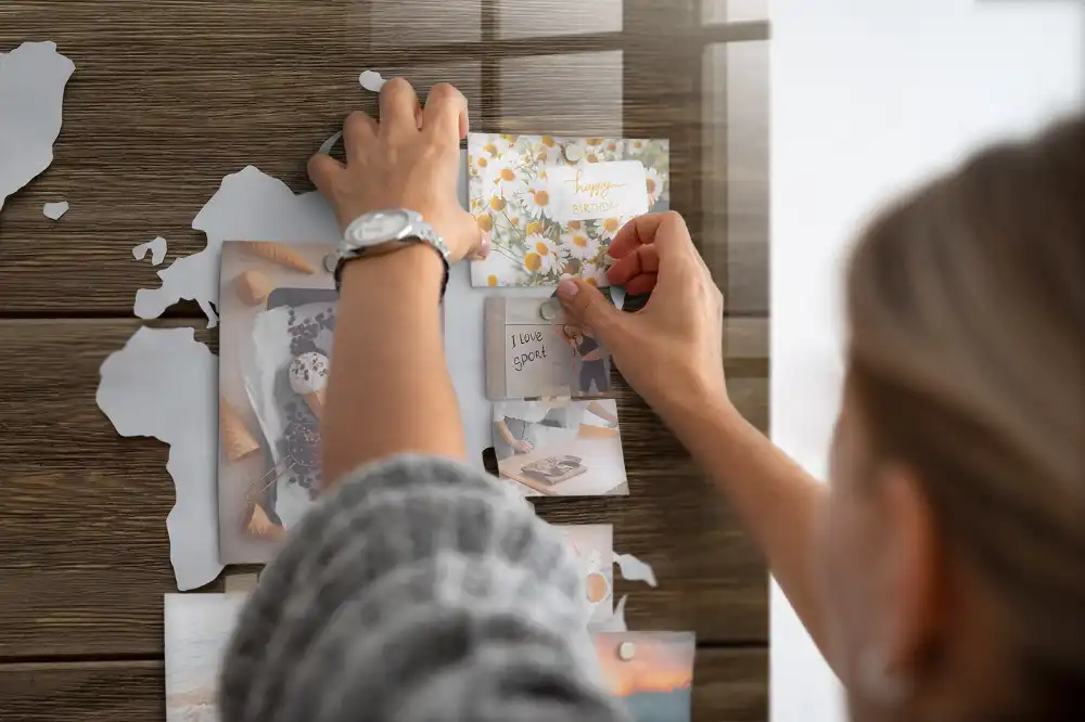 Skleněná magnetická tabule s motivem dřevěné mapy světa