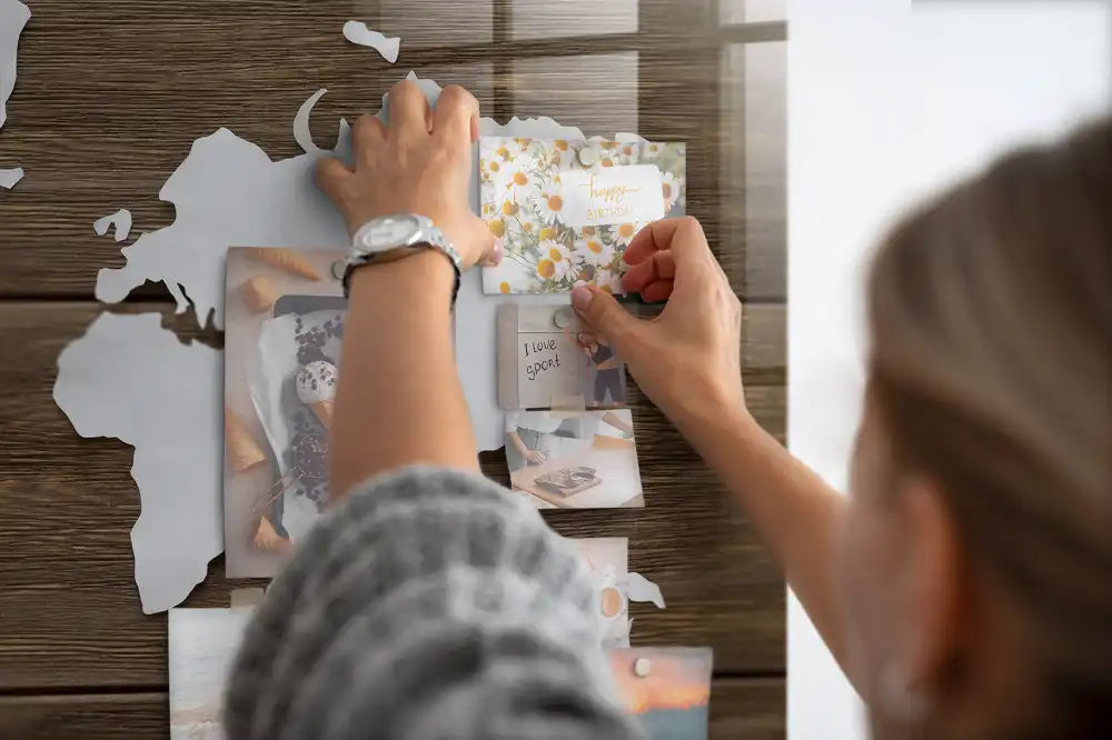 Skleněná magnetická tabule s motivem dřevěné mapy světa
