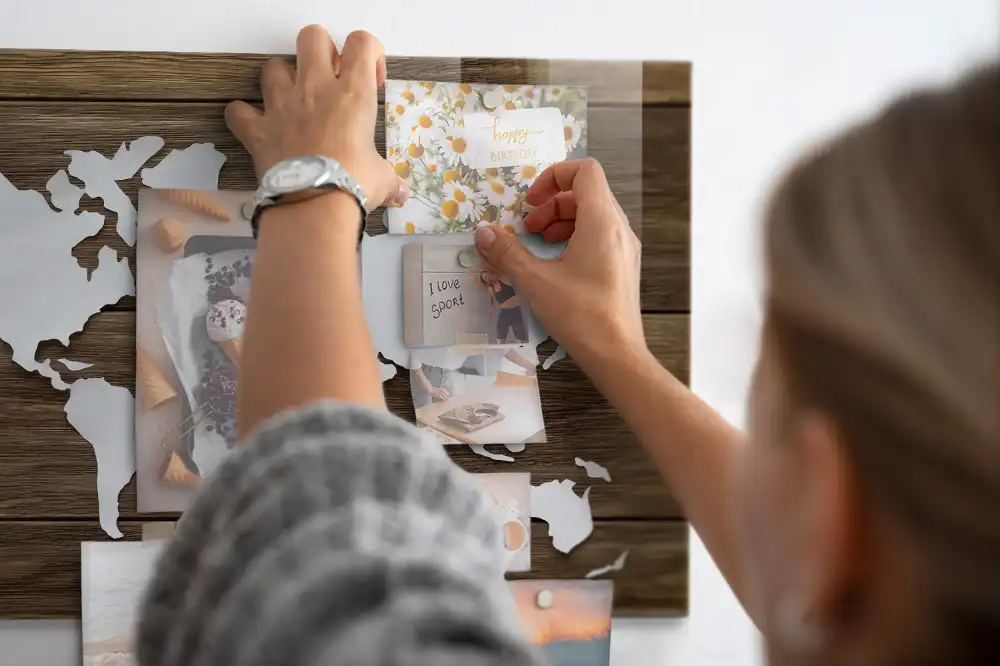 Skleněná magnetická tabule s motivem dřevěné mapy světa