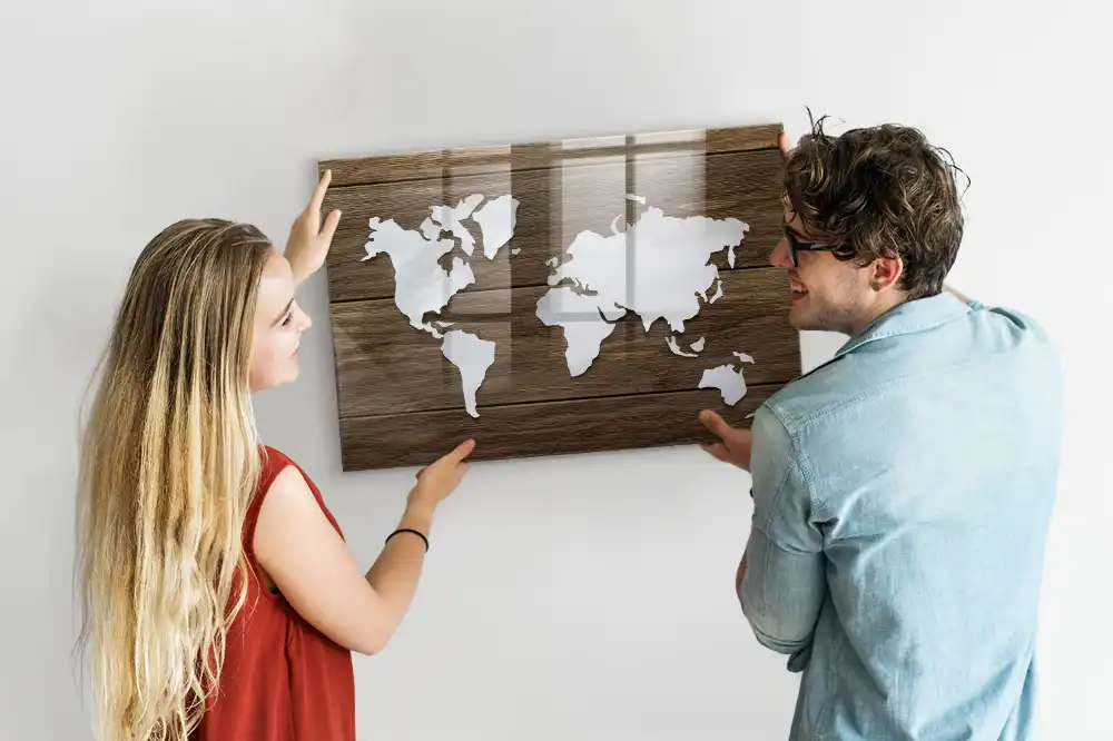 Skleněná magnetická tabule s motivem dřevěné mapy světa