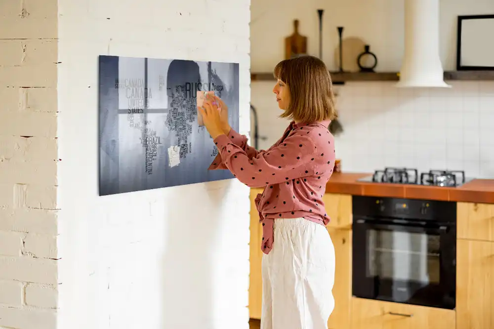 Magnetická tabule s typografickou mapou světa