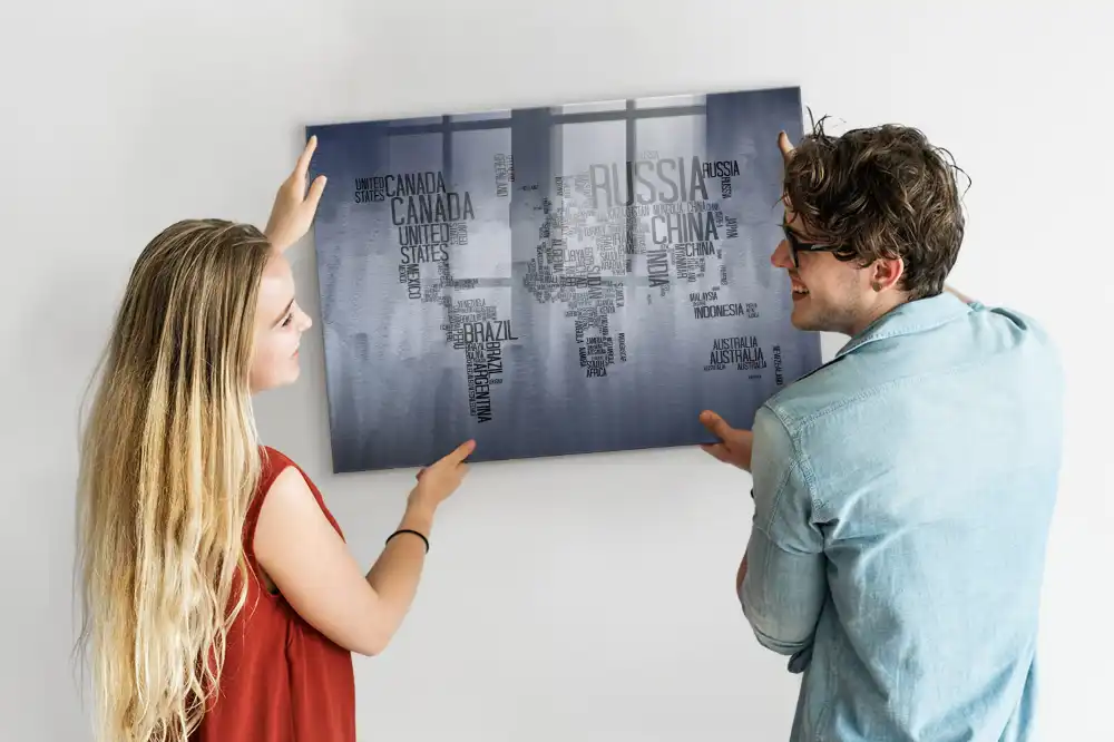 Magnetická tabule s typografickou mapou světa
