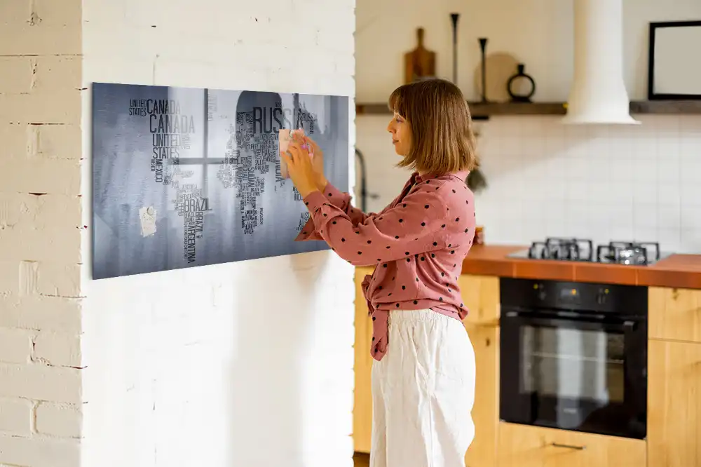 Magnetická tabule s typografickou mapou světa