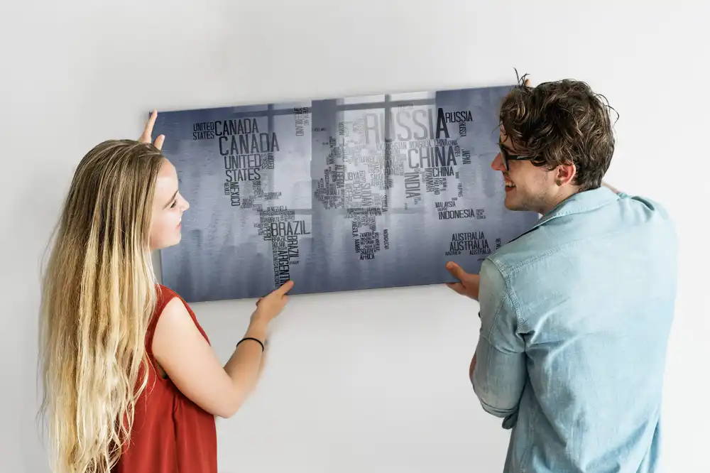Magnetická tabule s typografickou mapou světa