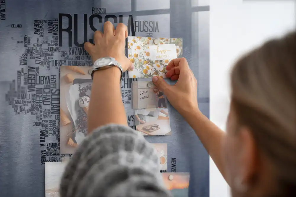 Magnetická tabule s typografickou mapou světa