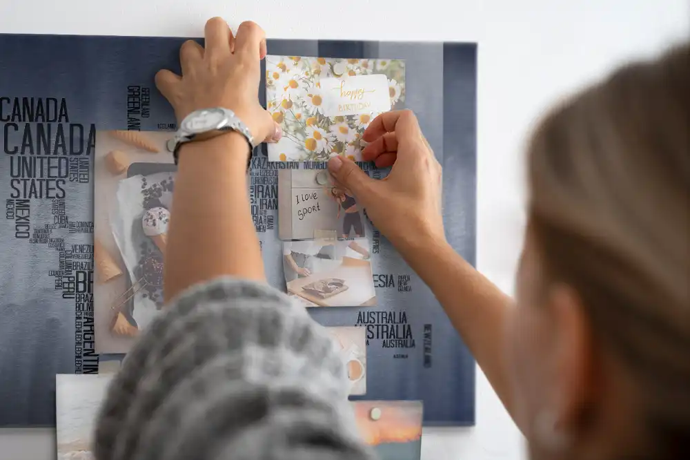 Magnetická tabule s typografickou mapou světa