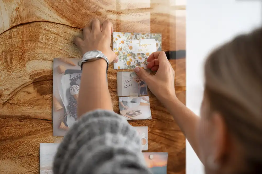 Magnetická tabule na zeď se vzhledem dřeva