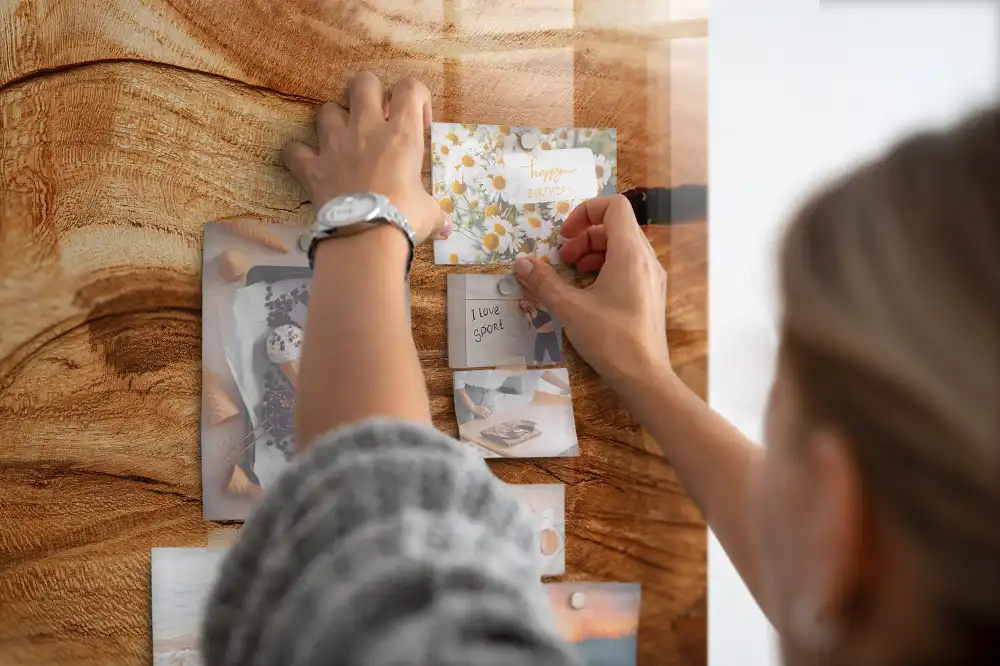 Magnetická tabule na zeď se vzhledem dřeva