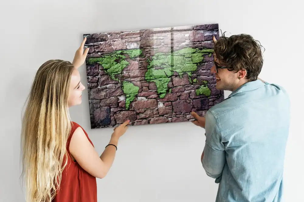 Skleněná magnetická tabule se vzorem mapy světa na cihlovém pozadí