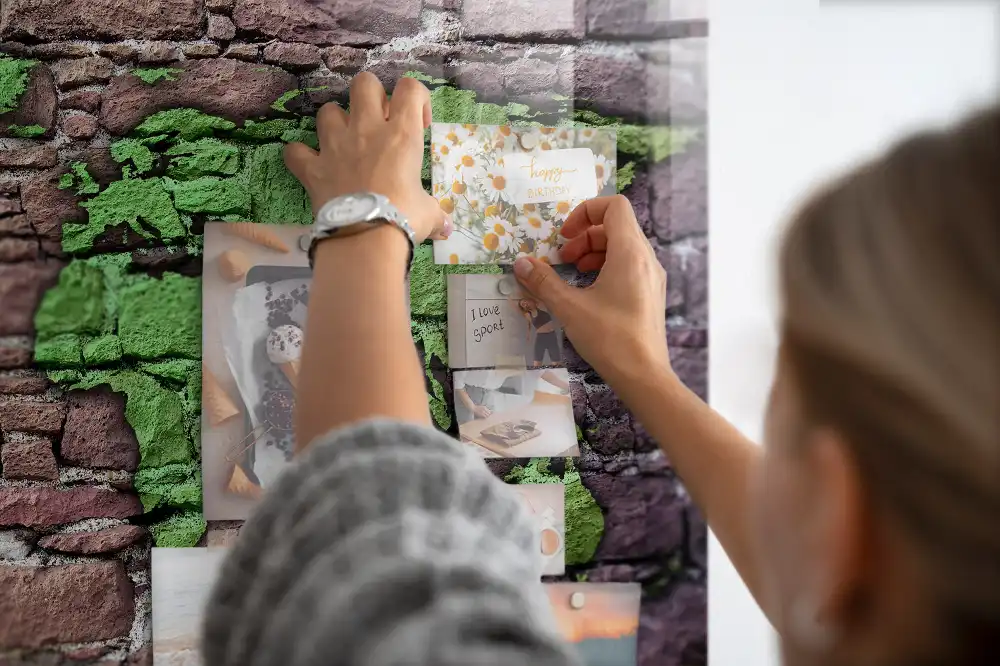 Skleněná magnetická tabule se vzorem mapy světa na cihlovém pozadí