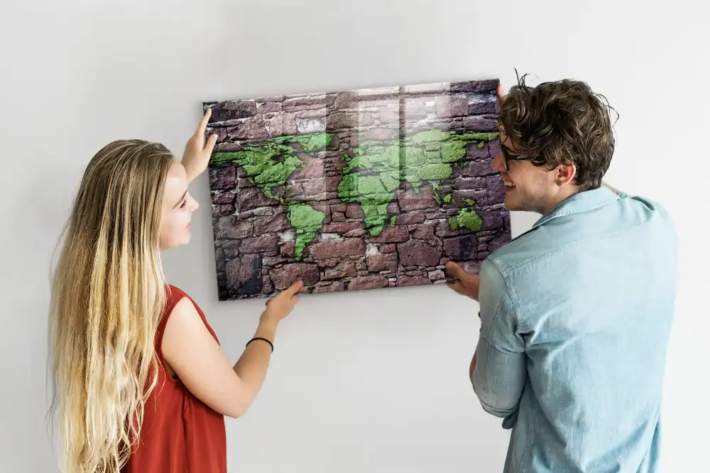 Skleněná magnetická tabule se vzorem mapy světa na cihlovém pozadí