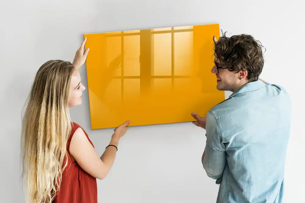 Magnetická nástěnná tabule ve zlatožluté barvě